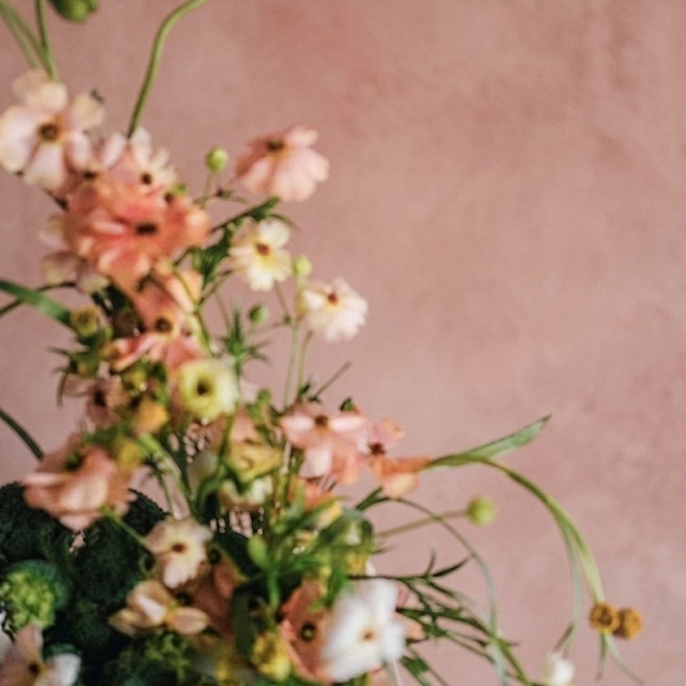 composition-fleurs-mariage-moderne-organique