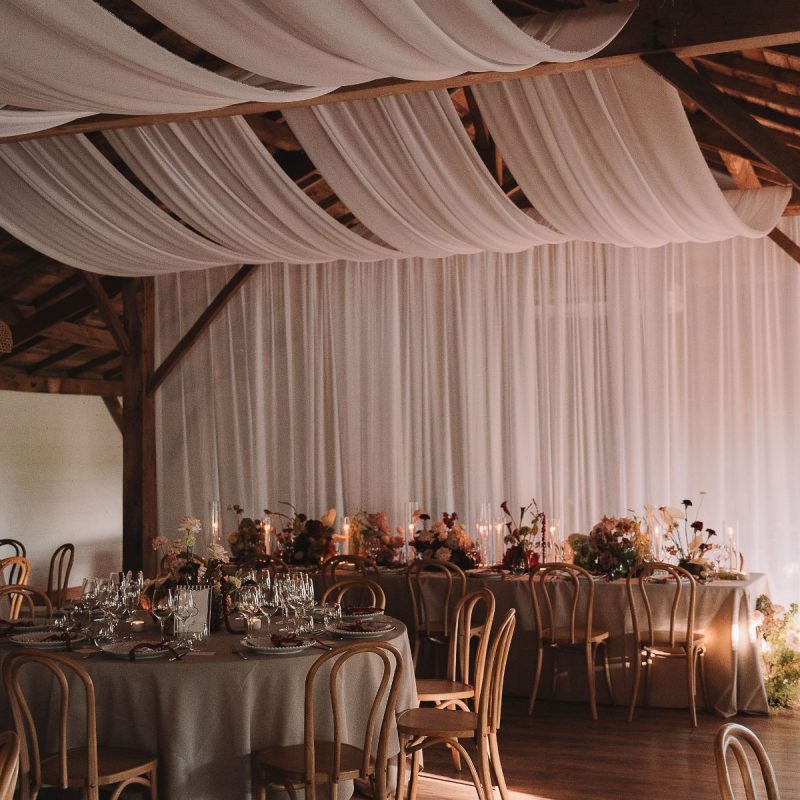 mariage-elegant-moderne-bordeaux-rose-vert-dordogne-perigord-drapé-dîner